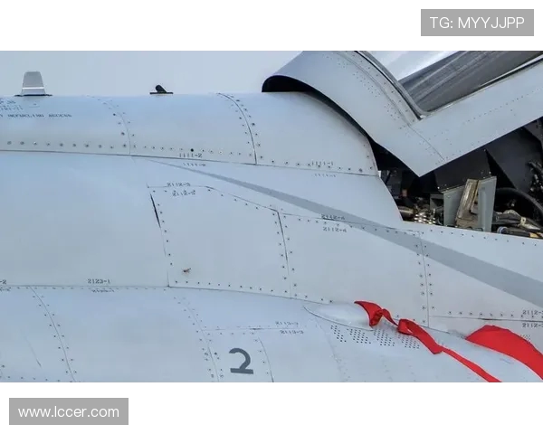 战斗机座舱盖的透明复合材料